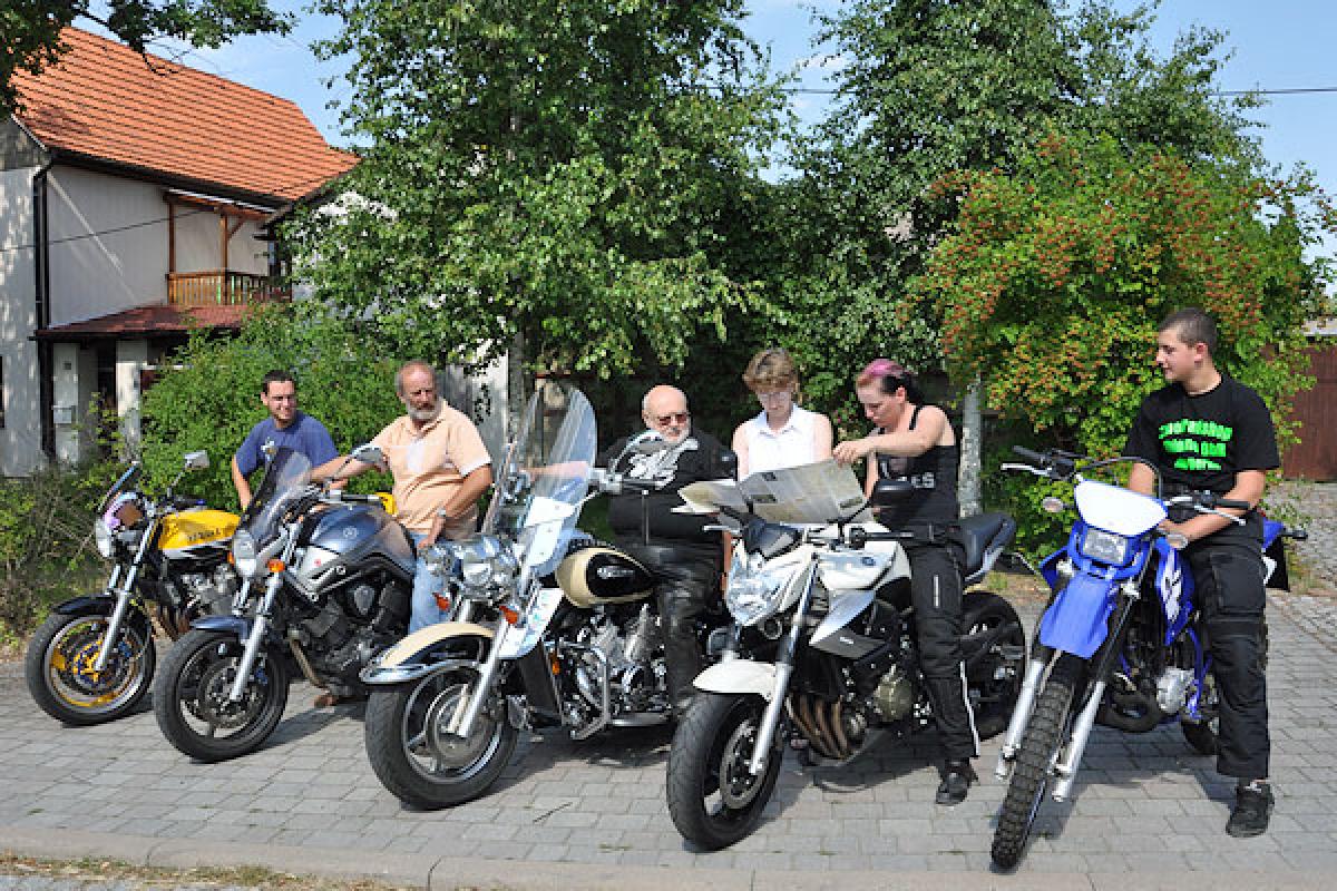 Motorradfahrer starten zu Ausflügen in die Region